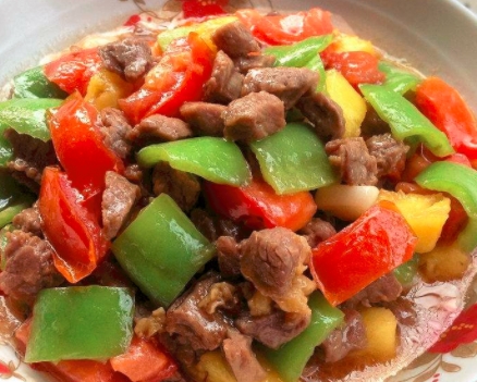 二,青椒牛肉粒 主料:牛肉,青椒,洋葱各适量 辅料:淀粉,盐,黑胡椒,蒜各