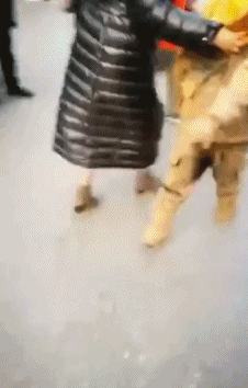 #荆楚网#刷屏的黄衣男孩被救出！亲属：孩子妈妈掉落坑中，现在下落不明……