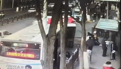 #荆楚网#刷屏的黄衣男孩被救出！亲属：孩子妈妈掉落坑中，现在下落不明……