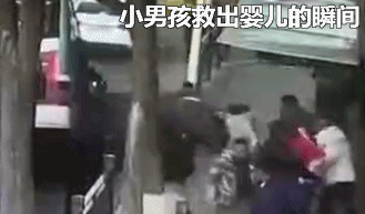 #荆楚网#刷屏的黄衣男孩被救出！亲属：孩子妈妈掉落坑中，现在下落不明……