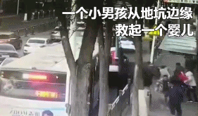 #荆楚网#刷屏的黄衣男孩被救出！亲属：孩子妈妈掉落坑中，现在下落不明……