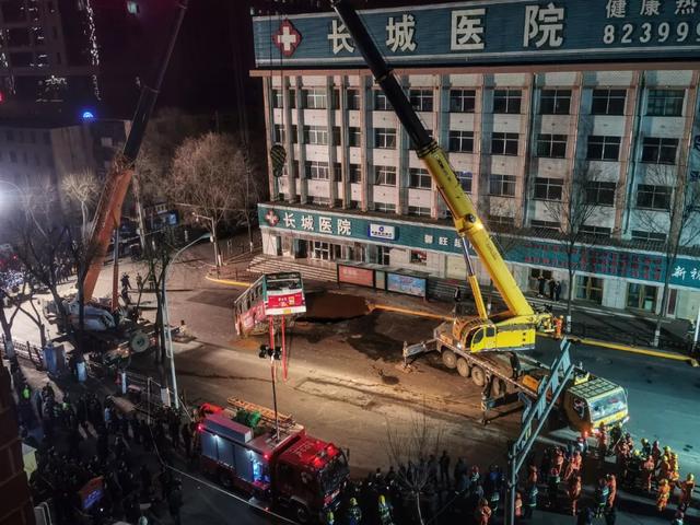 #荆楚网#刷屏的黄衣男孩被救出！亲属：孩子妈妈掉落坑中，现在下落不明……