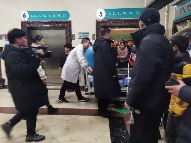 #荆楚网#刷屏的黄衣男孩被救出！亲属：孩子妈妈掉落坑中，现在下落不明……