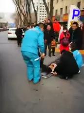 #荆楚网#刷屏的黄衣男孩被救出！亲属：孩子妈妈掉落坑中，现在下落不明……