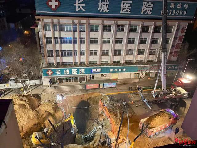 【红星新闻】青海西宁地陷遇难人数上升至9人，直击深夜救援现场