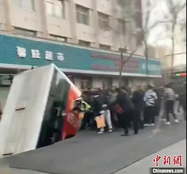 【红星新闻】青海西宁地陷遇难人数上升至9人，直击深夜救援现场
