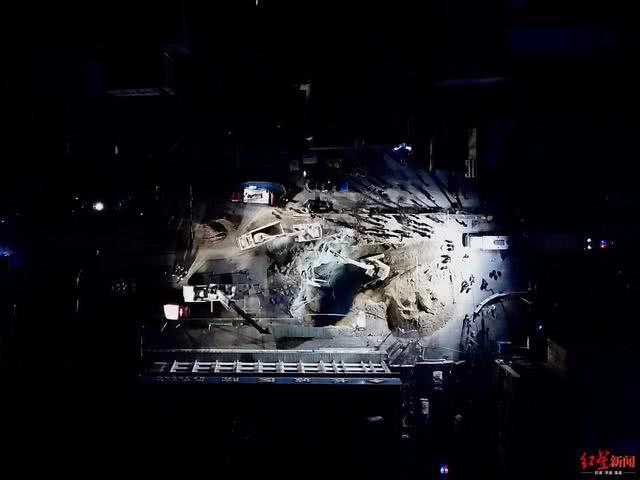 【红星新闻】青海西宁地陷遇难人数上升至9人，直击深夜救援现场