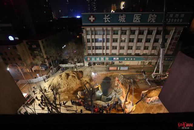 【红星新闻】青海西宁地陷遇难人数上升至9人，直击深夜救援现场