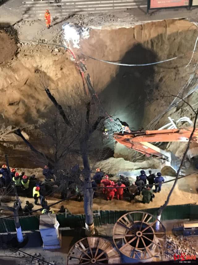 【红星新闻】青海西宁地陷遇难人数上升至9人，直击深夜救援现场