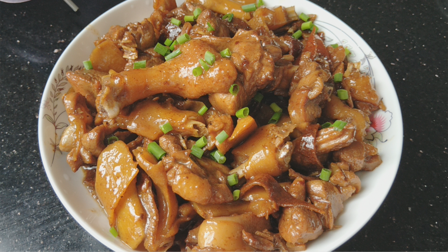 鸭肉怎么做好吃铁头教你一做法清香开胃又入味比饭店的还香