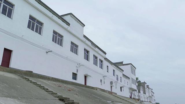 「红星新闻」灯没安、路没修，竟斥巨资“刷白墙”！假脱贫，为面子丢里子