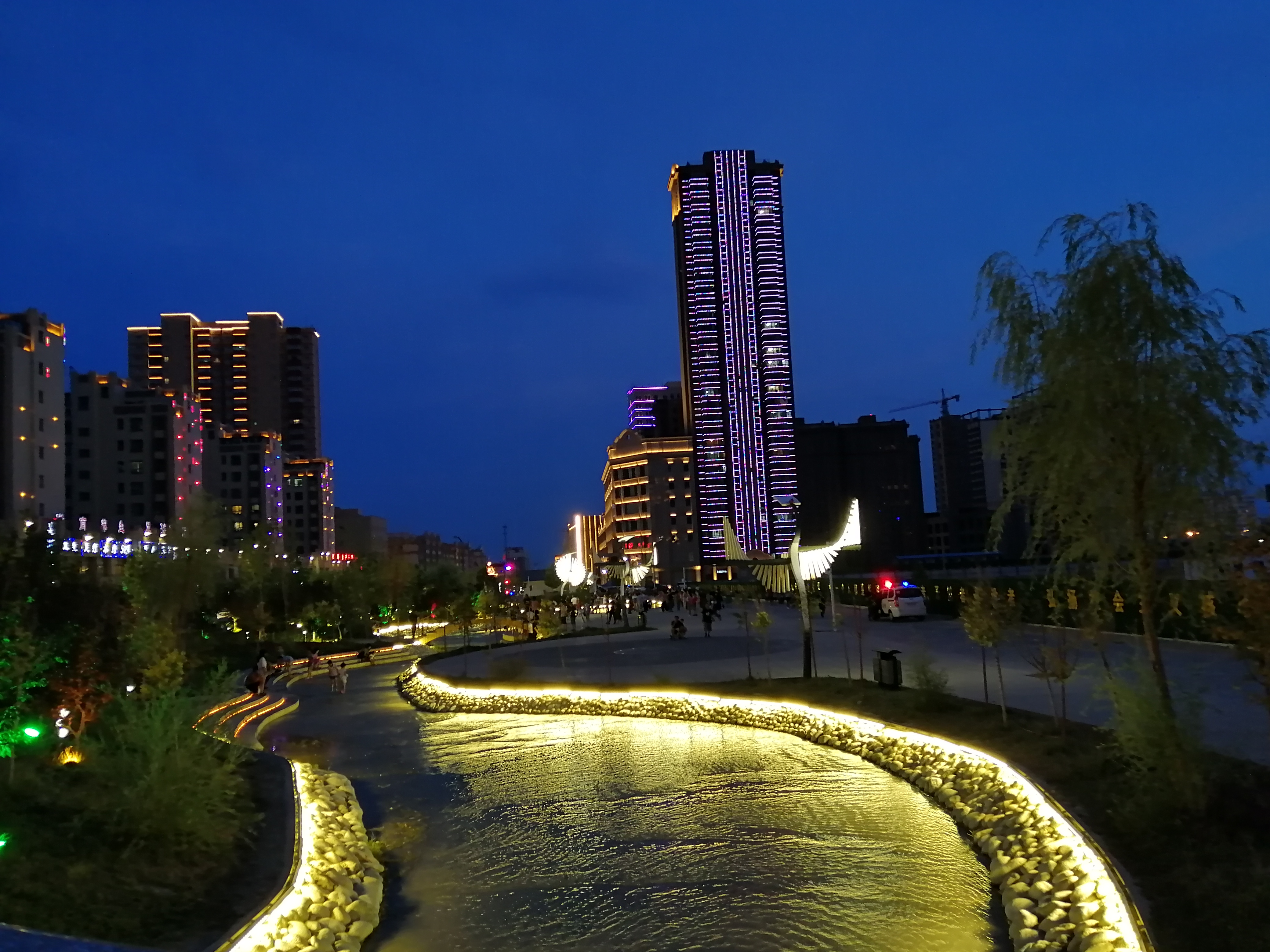 霍尔果斯中亚之夜彩灯照耀的水上公园波光粼粼热闹非凡