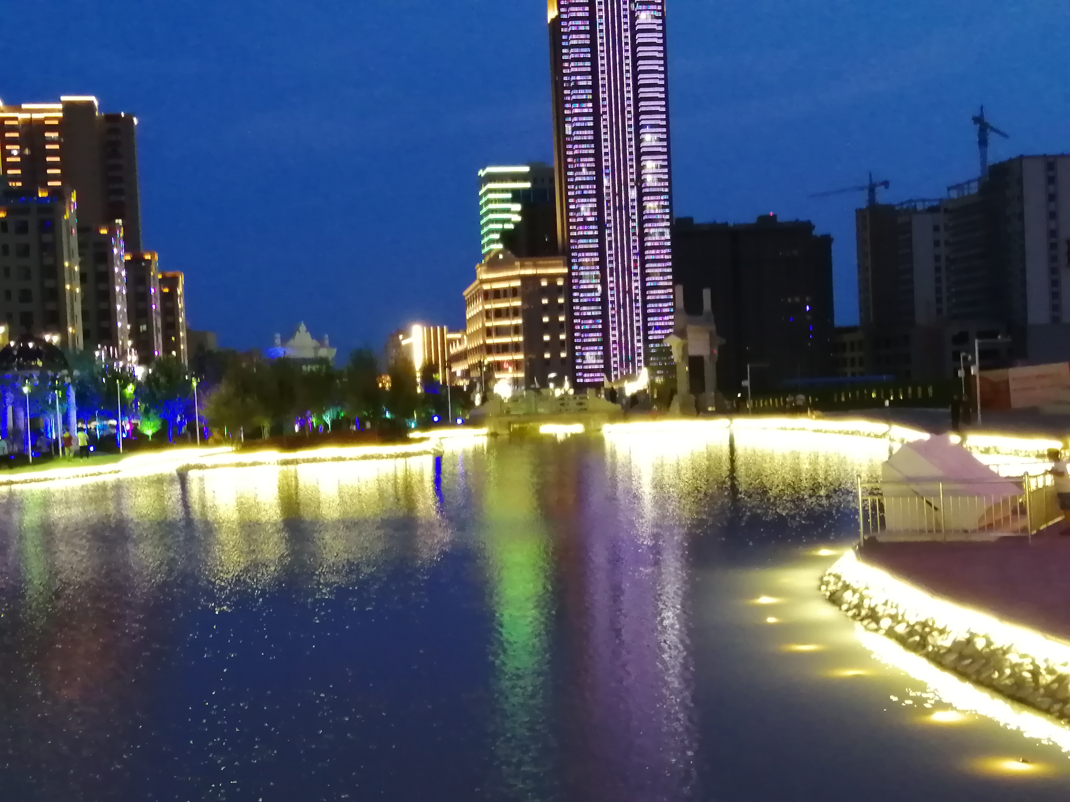 霍尔果斯中亚之夜彩灯照耀的水上公园波光粼粼热闹非凡