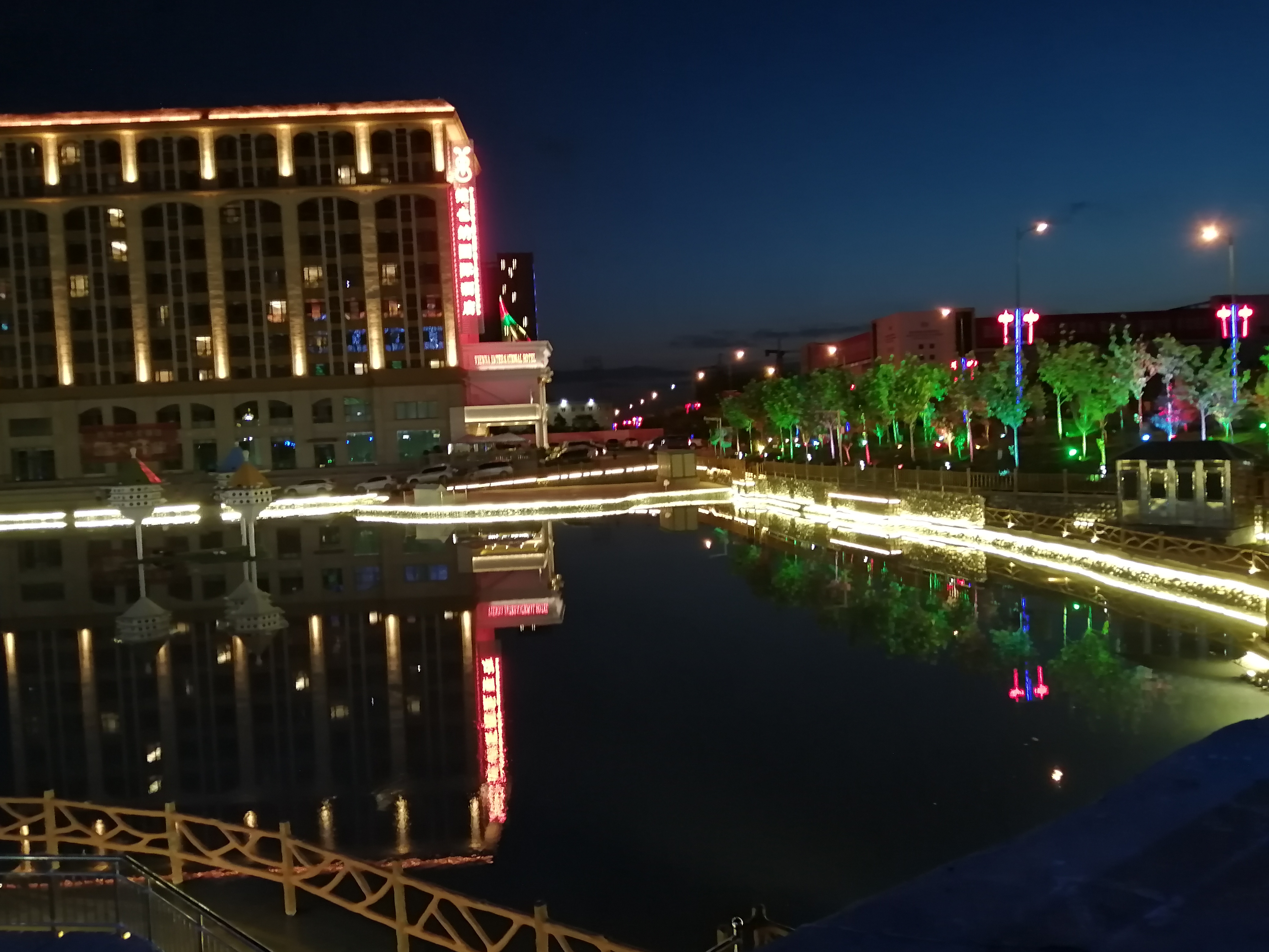 霍尔果斯中亚之夜彩灯照耀的水上公园波光粼粼热闹非凡