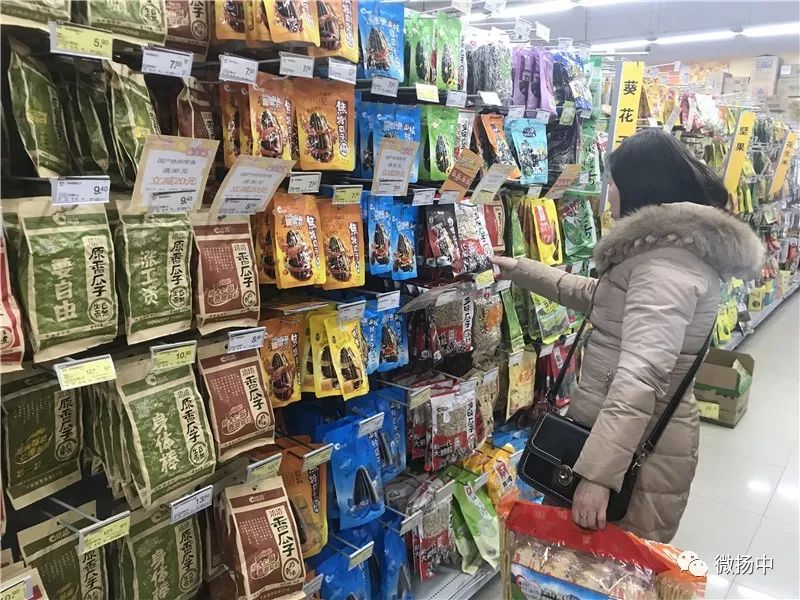 少市民纷纷开始购置炒货食品也进入销售旺季在这亲人大团圆的日子这不