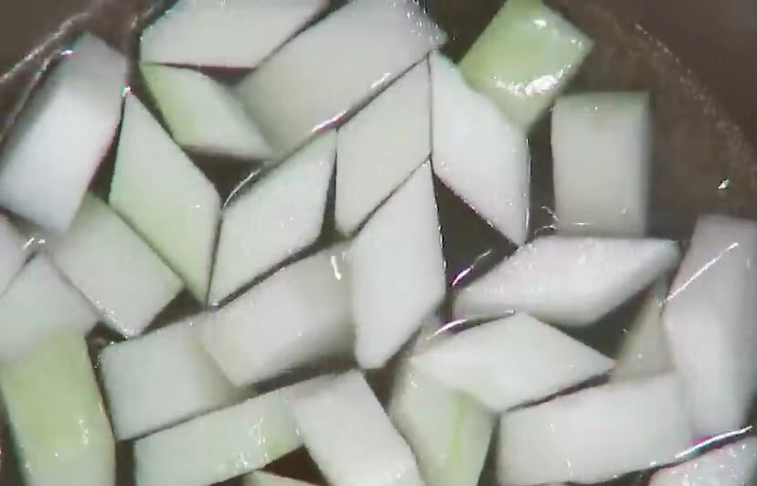断生后捞出控水待用;1,        将冬瓜洗净去皮,改刀成菱形块;葱姜