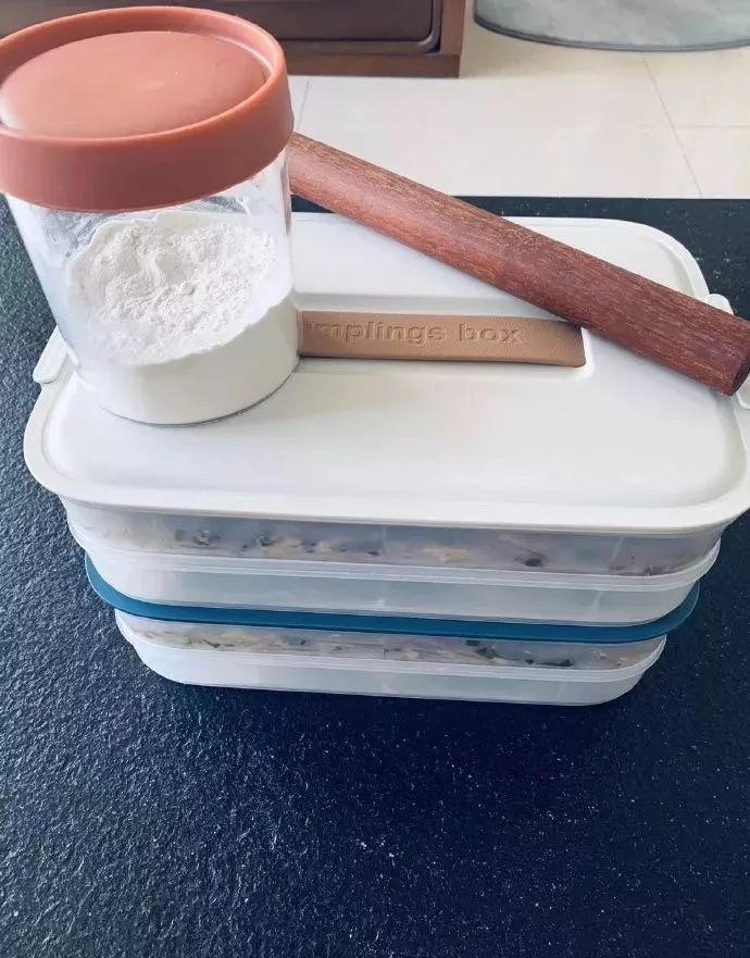 「辽宁卫视」听说儿子不能回家过年，硬核老妈直接把包饺子套餐邮到了学校！