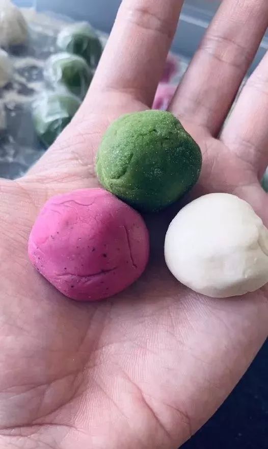 「辽宁卫视」听说儿子不能回家过年，硬核老妈直接把包饺子套餐邮到了学校！