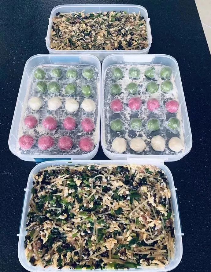 「辽宁卫视」听说儿子不能回家过年，硬核老妈直接把包饺子套餐邮到了学校！