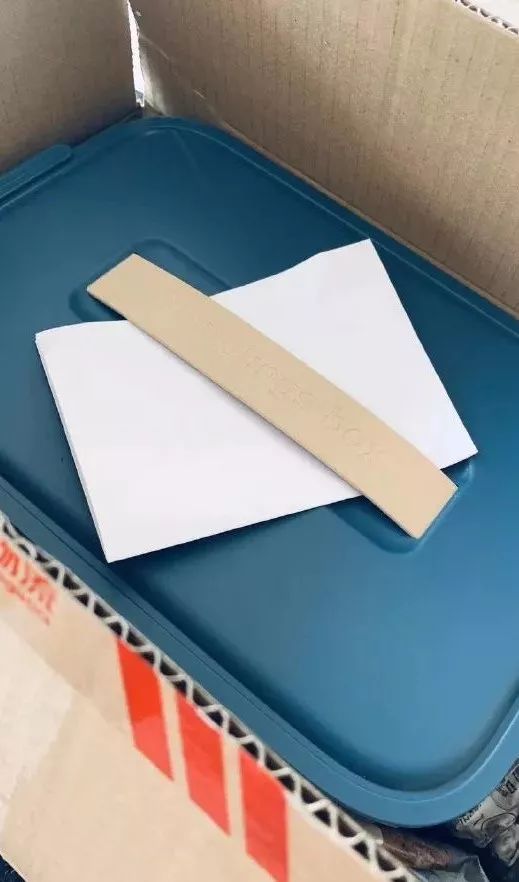 「辽宁卫视」听说儿子不能回家过年，硬核老妈直接把包饺子套餐邮到了学校！