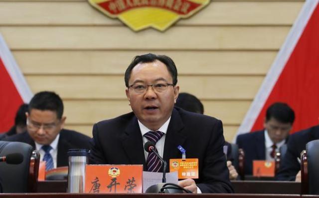 唐开荣在县政协九届四次会议上要求团结奋进砥砺前行奋力推动富源高