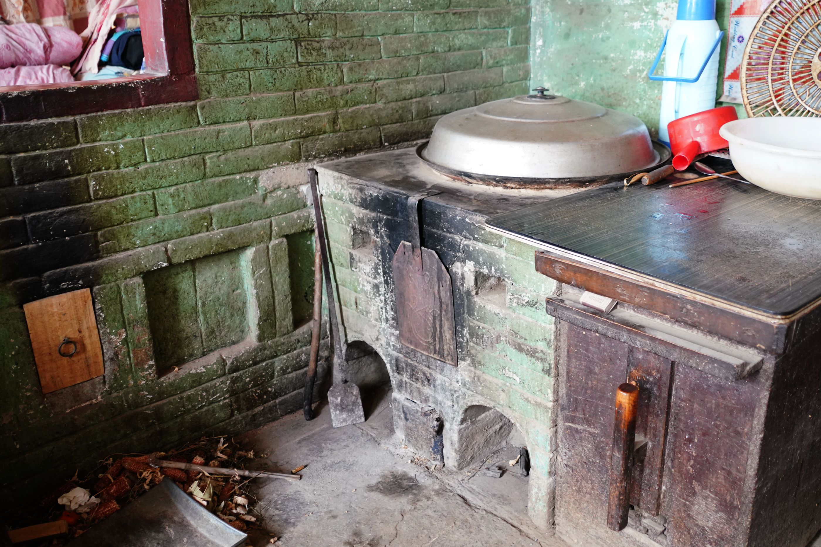 大雪飘飘三九天7旬大叔家里温暖如春不花钱用的啥神器