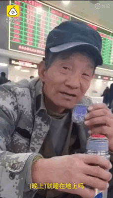 [生活报]为给儿子省钱娶媳妇，56岁农民工火车站啃免费馒头就餐，网友：看着看着眼眶湿润了
