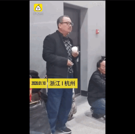 [生活报]为给儿子省钱娶媳妇，56岁农民工火车站啃免费馒头就餐，网友：看着看着眼眶湿润了