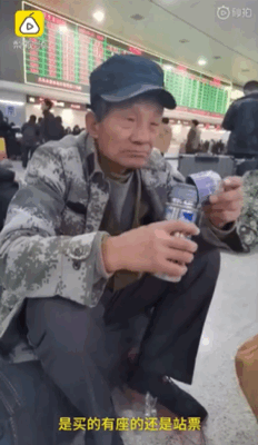 [生活报]为给儿子省钱娶媳妇，56岁农民工火车站啃免费馒头就餐，网友：看着看着眼眶湿润了