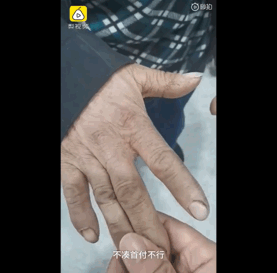 [生活报]为给儿子省钱娶媳妇，56岁农民工火车站啃免费馒头就餐，网友：看着看着眼眶湿润了