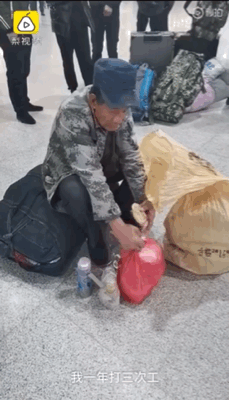 [生活报]为给儿子省钱娶媳妇，56岁农民工火车站啃免费馒头就餐，网友：看着看着眼眶湿润了