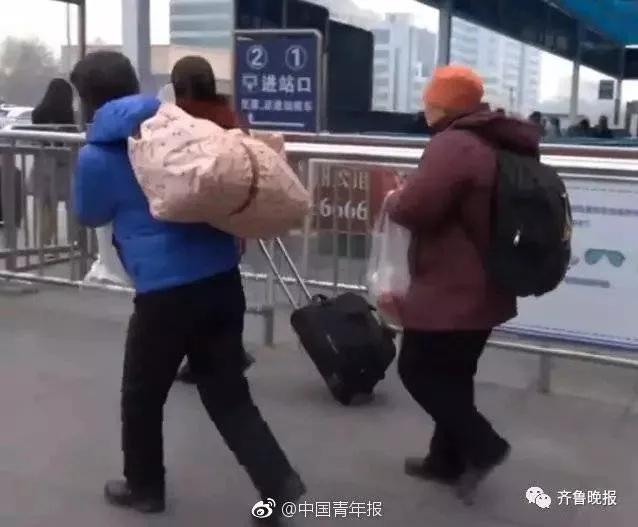 [生活报]为给儿子省钱娶媳妇，56岁农民工火车站啃免费馒头就餐，网友：看着看着眼眶湿润了
