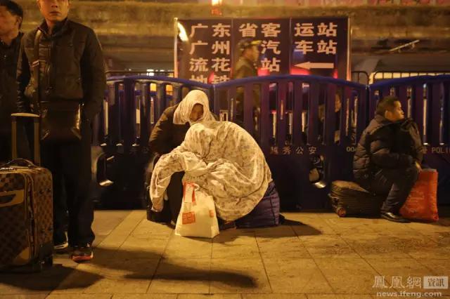 [生活报]为给儿子省钱娶媳妇，56岁农民工火车站啃免费馒头就餐，网友：看着看着眼眶湿润了