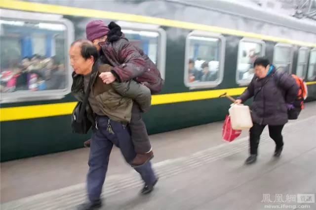 [生活报]为给儿子省钱娶媳妇，56岁农民工火车站啃免费馒头就餐，网友：看着看着眼眶湿润了