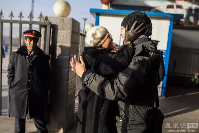 林阳阳购买了七张火车票 开始了他的返乡征程 当阳阳一出站,妈妈就