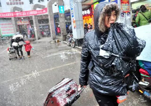 [生活报]为给儿子省钱娶媳妇，56岁农民工火车站啃免费馒头就餐，网友：看着看着眼眶湿润了