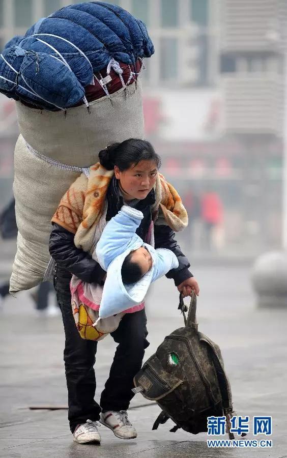 [生活报]为给儿子省钱娶媳妇，56岁农民工火车站啃免费馒头就餐，网友：看着看着眼眶湿润了