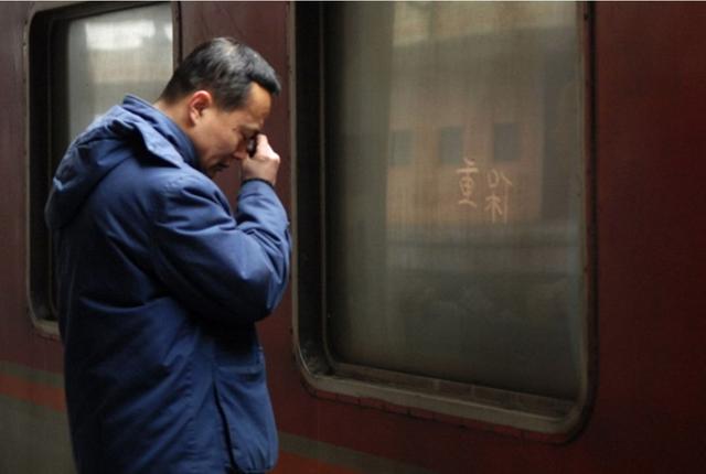 为给儿子省钱娶媳妇,56岁农民工火车站啃免费馒头就