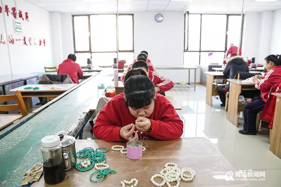串首饰,画油画……青岛这座特殊"工厂",让44名残疾人回归社会