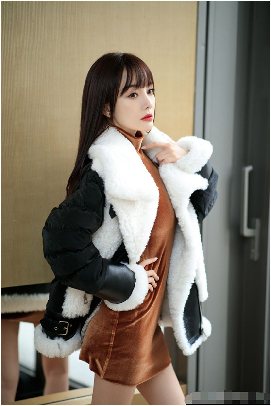 李小璐努力工作忙不停荧光黄毛衣配墨绿色裙坦言做自己