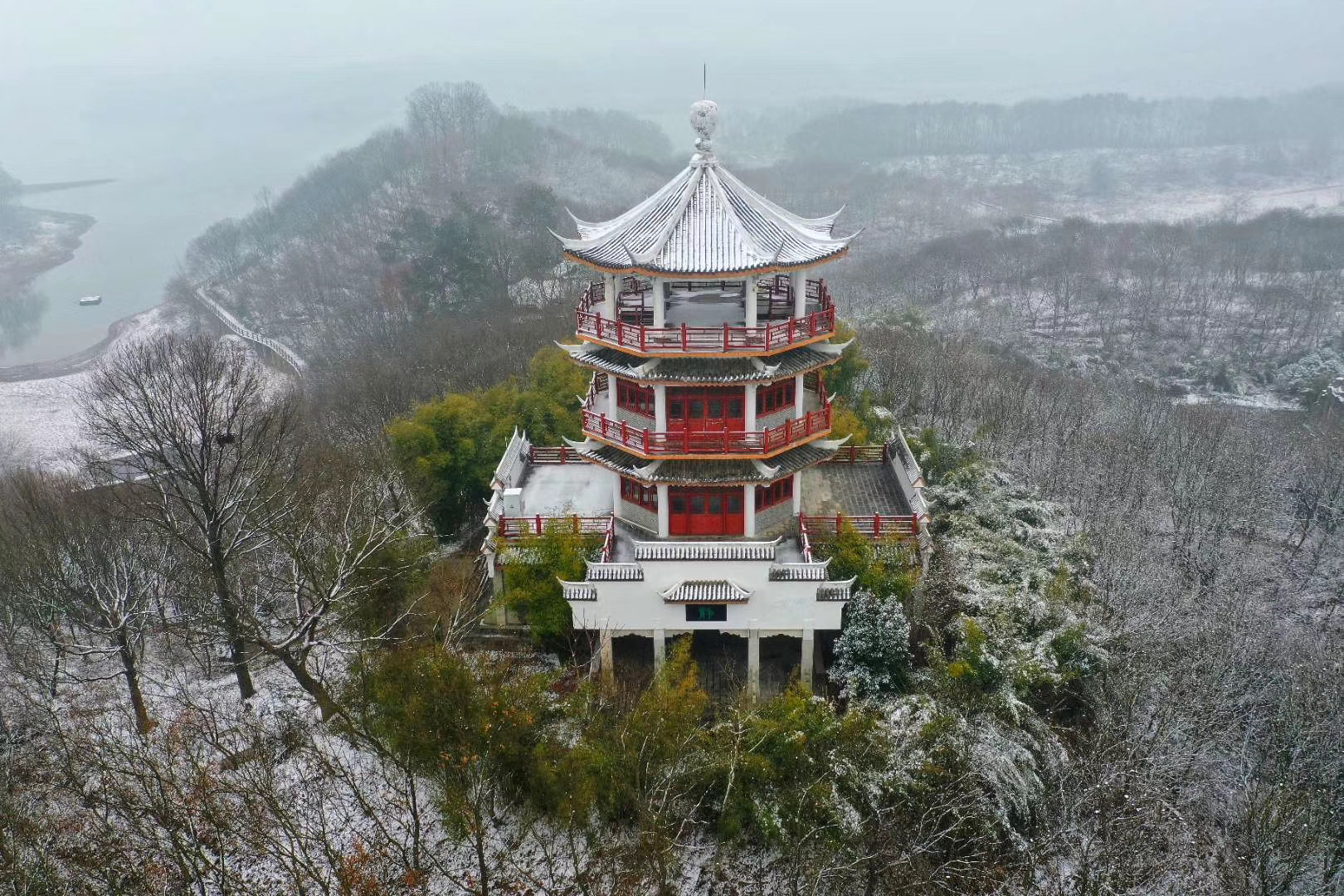 航拍信阳寒冬雪后的大美南湾湖茶岛