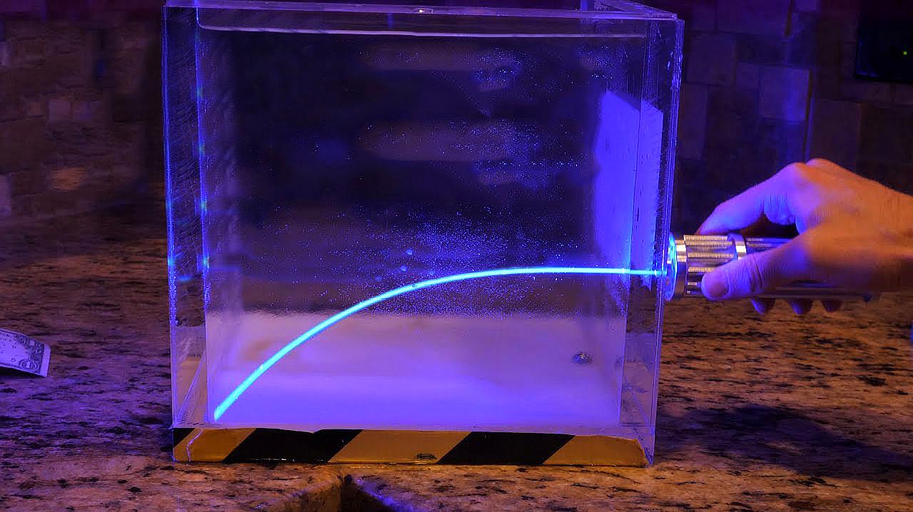 用激光笔照射盐水光线居然能在水中拐弯你知道原理吗