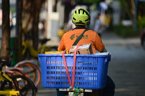 #中国小康网#城市跑男：快递员被戏称为“马云背后的男人”是“互联网的红细胞”