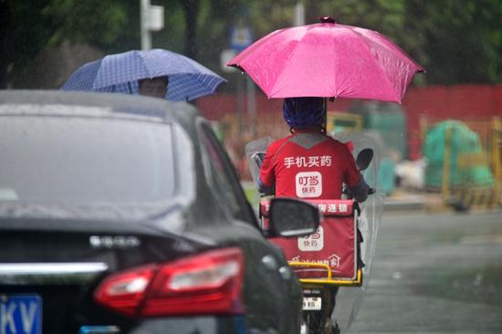 #中国小康网#城市跑男：快递员被戏称为“马云背后的男人”是“互联网的红细胞”