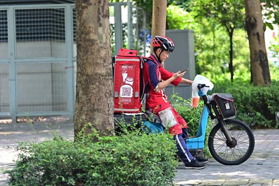 #中国小康网#城市跑男：快递员被戏称为“马云背后的男人”是“互联网的红细胞”