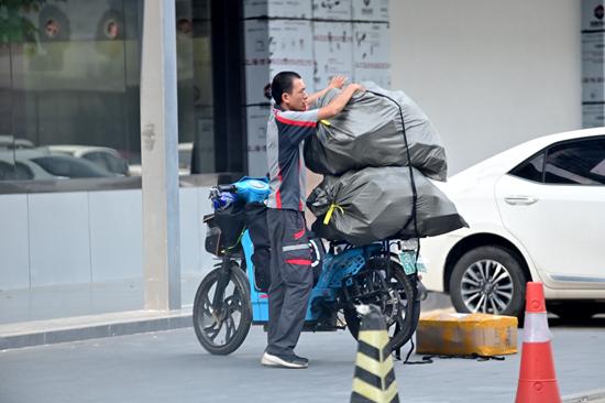 #中国小康网#城市跑男：快递员被戏称为“马云背后的男人”是“互联网的红细胞”