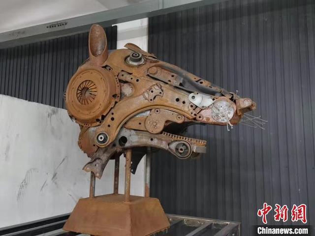 [中国小康网]“70后”赋予废铁新生命：打造钢铁版“十二兽首”