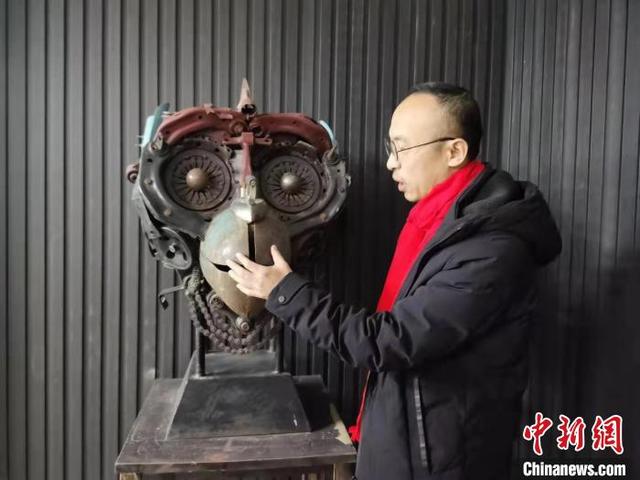 [中国小康网]“70后”赋予废铁新生命：打造钢铁版“十二兽首”