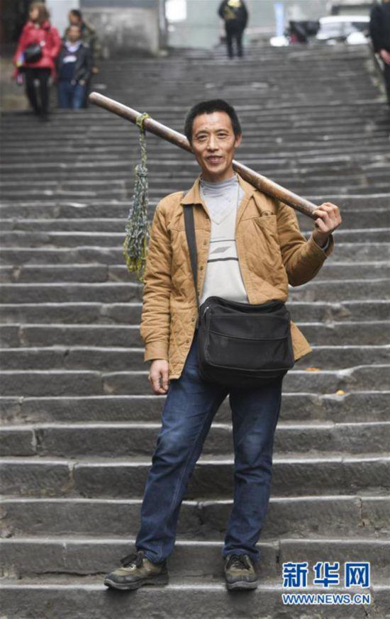 山城"棒棒"冉光辉:辛勤劳作省吃俭用"扛"出幸福生活_人民号