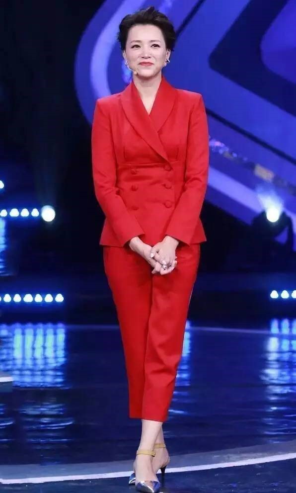 46岁董卿久违亮相身穿西装依旧温婉大气不愧是央视一姐